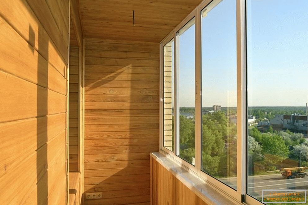 Krásný interiér balkonu из дерева