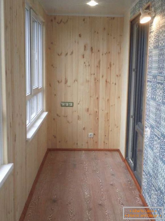 Vnitřní provedení balkónu s dřevem a dlažbou