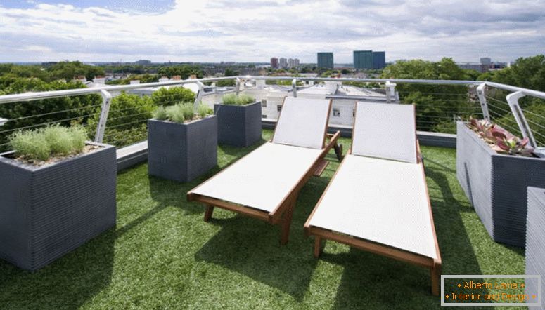 dvoulůžkové-židle-ve střeše-top-balkon-s-zelené-tráva-podlaha