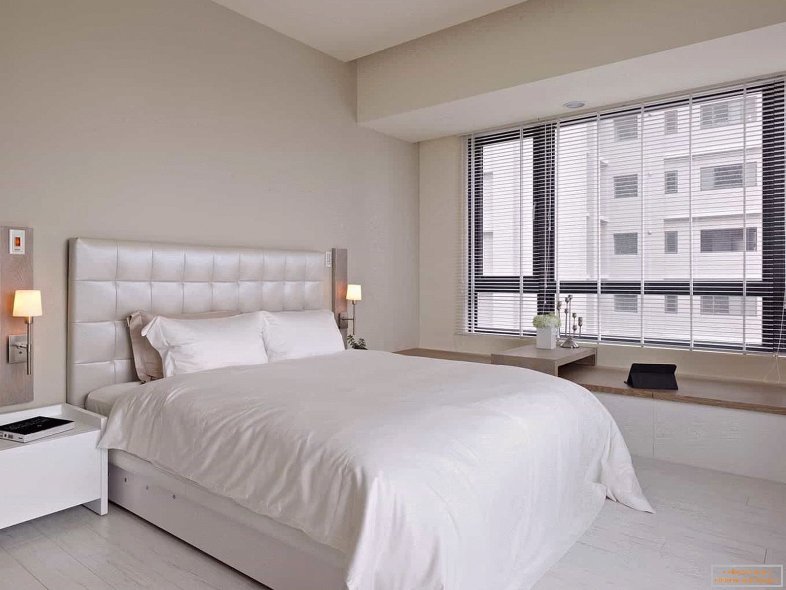 Velká manželská postel v ložnici a panoramatické okno