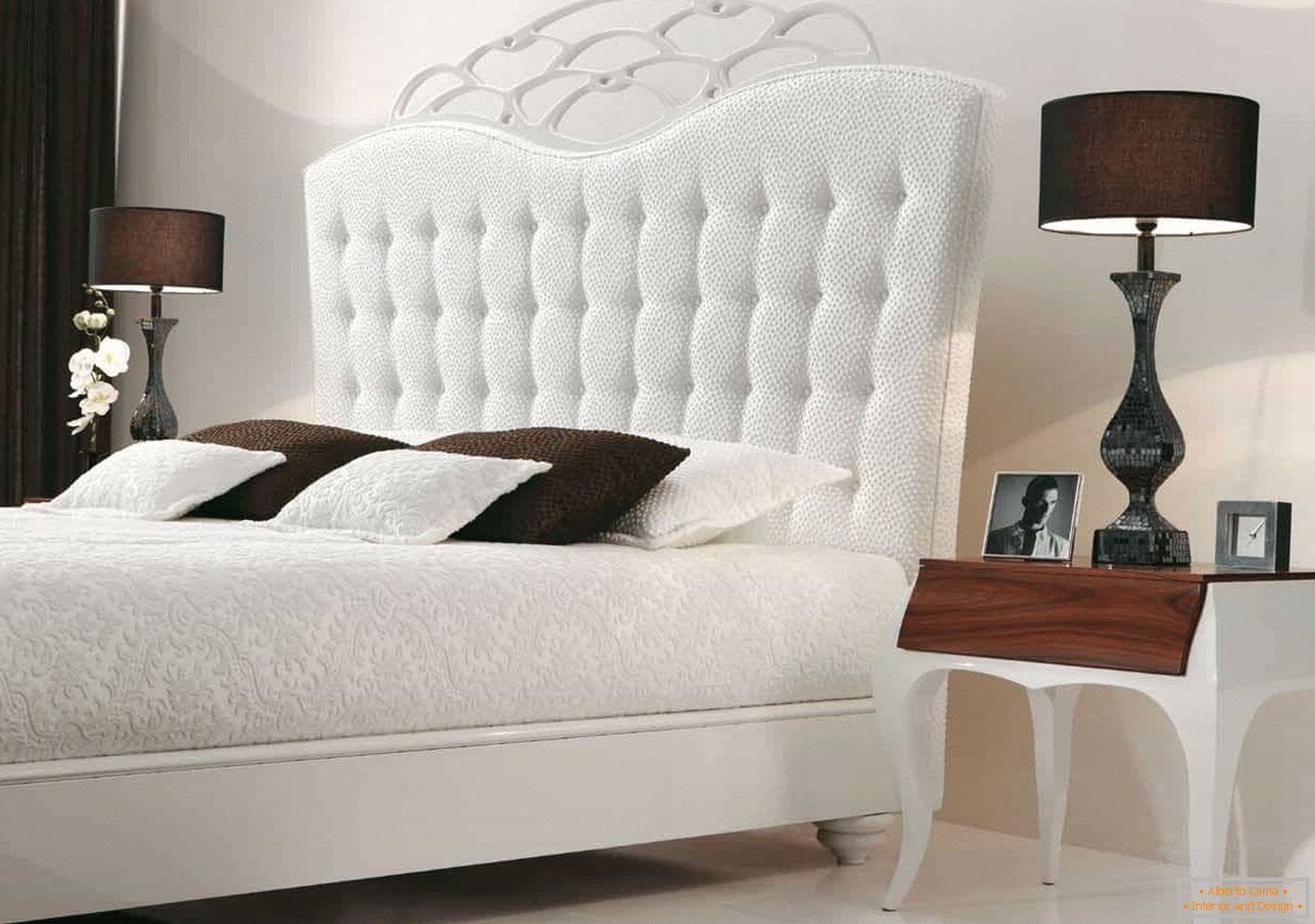 Bílá postel v klasickém stylu