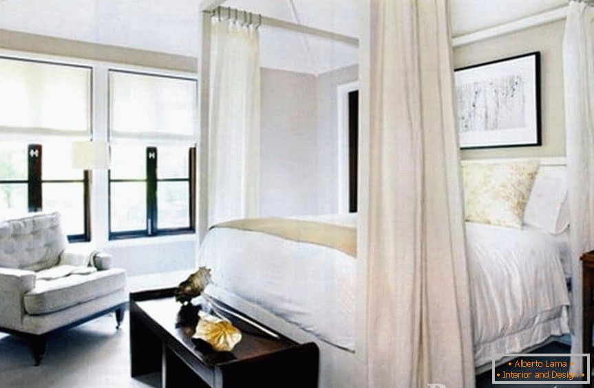 Klasická bílá ložnice s postelí s baldachýnem
