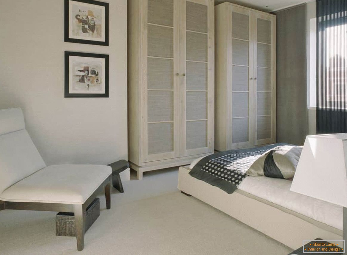 Klasická bílá ložnice s pohodlnými skříněmi