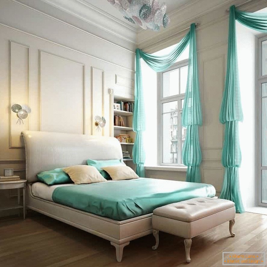 Bílý interiér klasické ložnice lze zředit barevným ložním prádlem a záclonami