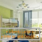 Barevné lampy a lustr na stropě školky