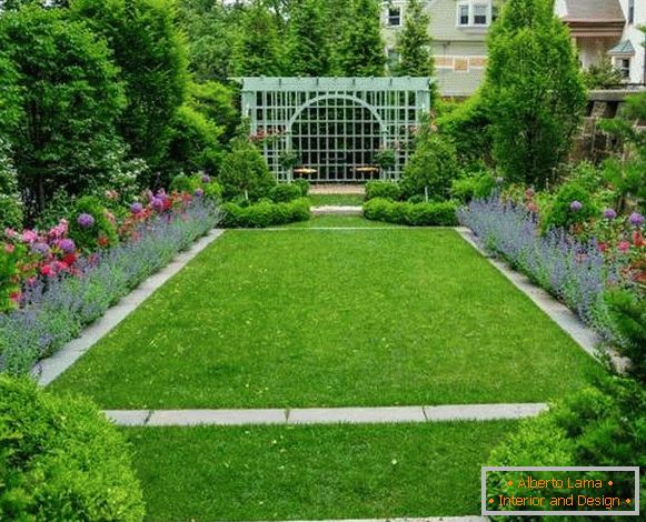 Designový projekt dvora soukromého domu v obci - květiny v zahradě