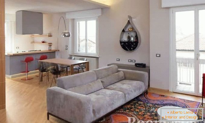 Kombinovaný obývací pokoj v typickém bytě