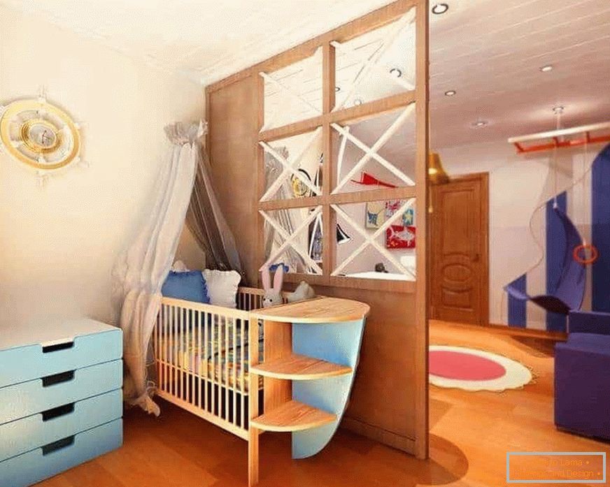 Dřevěná přepážka v jedné místnosti obývacího pokoje a dětského pokoje