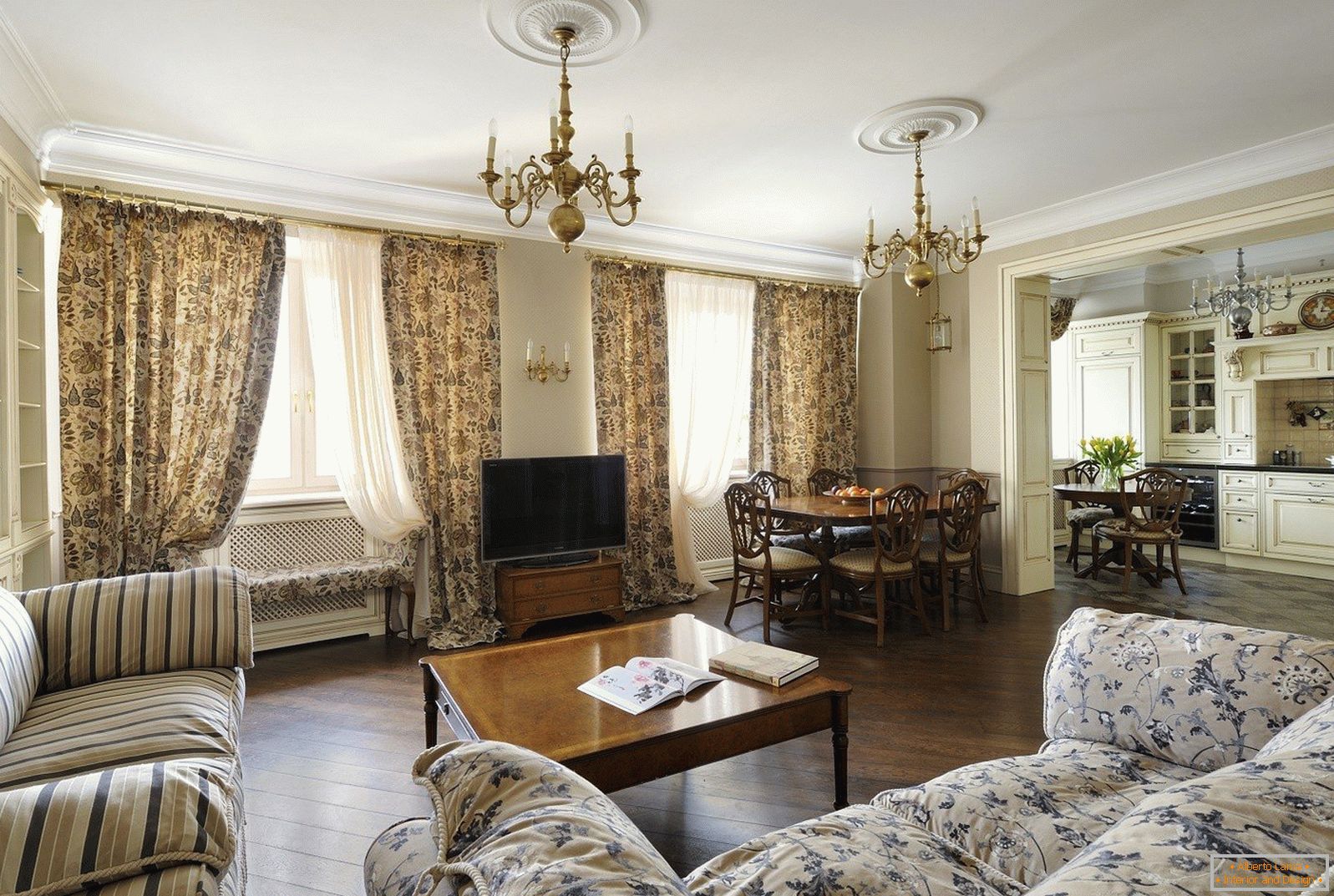 Obývací pokoj v klasickém stylu se dvěma okny