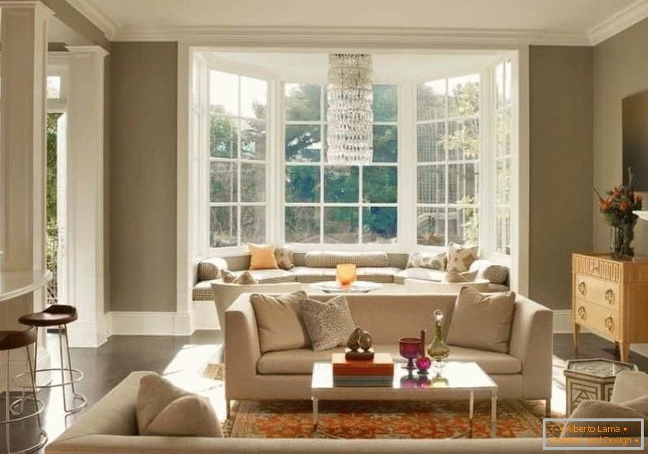 Moderní design zámeckého okna a obývacího pokoje