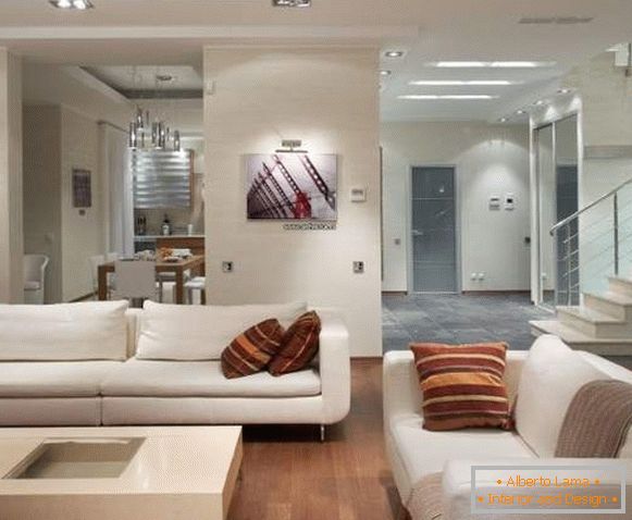 Interiér kuchyně v obývacím pokoji v designu moderního soukromého domu