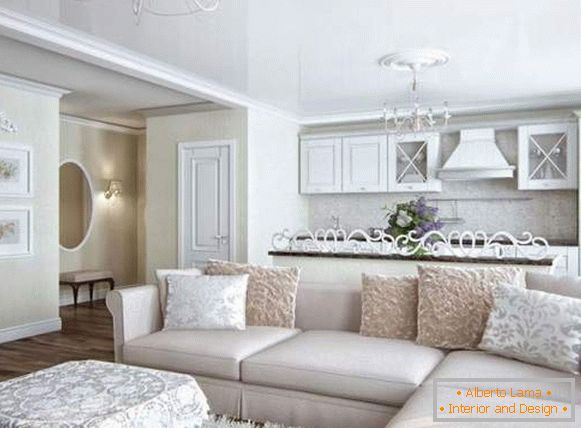 Klasický design obývacího pokoje v soukromém domě v bílé barvě