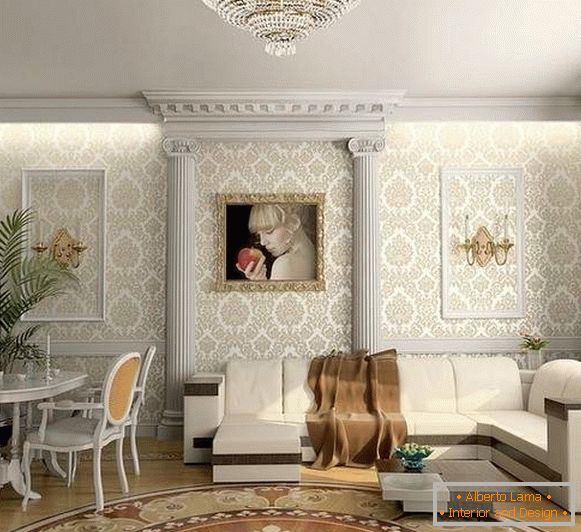 Klasický design obývacího pokoje v soukromém domě se štukovou výzdobou