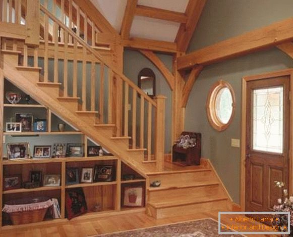 Schodiště ze dřeva ve druhém patře v designu obývacího pokoje soukromého domu