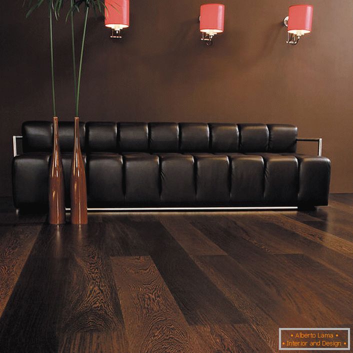 Wenge laminát v obývacím pokoji dokonale odpovídá čalouněnému nábytku s čokoládovým čalouněním. Pokoj pro hosty v tmavých barvách, navzdory jeho jednoduchosti a lakonovému designu, je jedním z nejpopulárnějších designových možností.