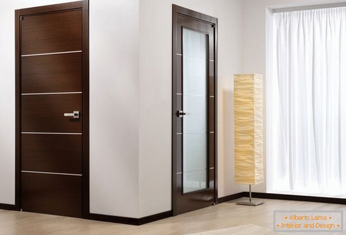 Příklad dveří pro dekoraci obývacího pokoje wenge. Neslyšící dveře a dveře se sklem jsou vyrobeny v jednom stylu. 