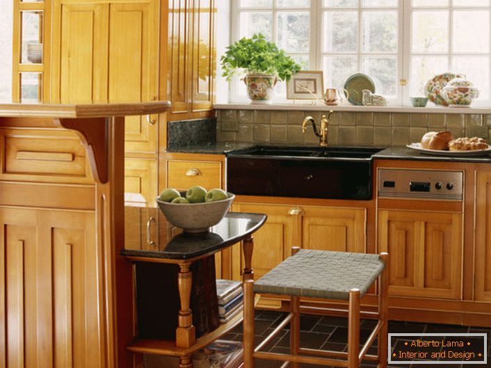 U čtvercových kuchyní je nejlepší vybrat dřevěnou kuchyňskou sestavu ve tvaru L.