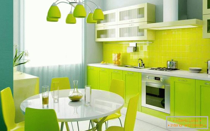 Čerstvý, bohatý odstín zeleně je vynikající volbou pro zdobení malé kuchyně.