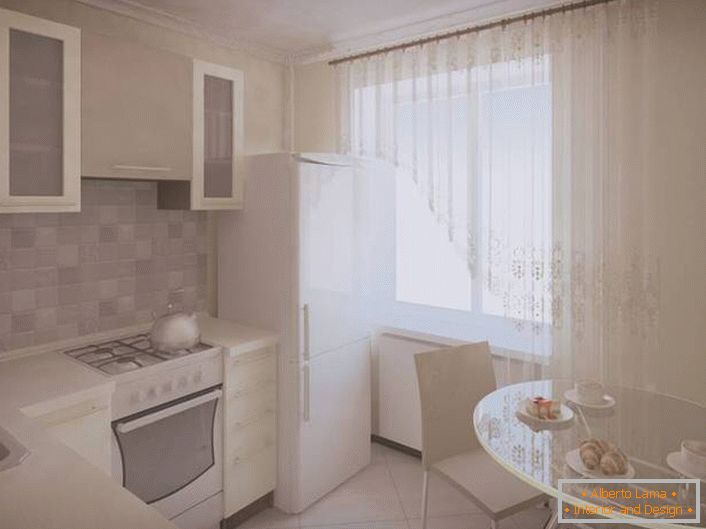 Malá kuchyňská plocha může být zvětšena vizuálně a výhradně bílá pro dekoraci. 