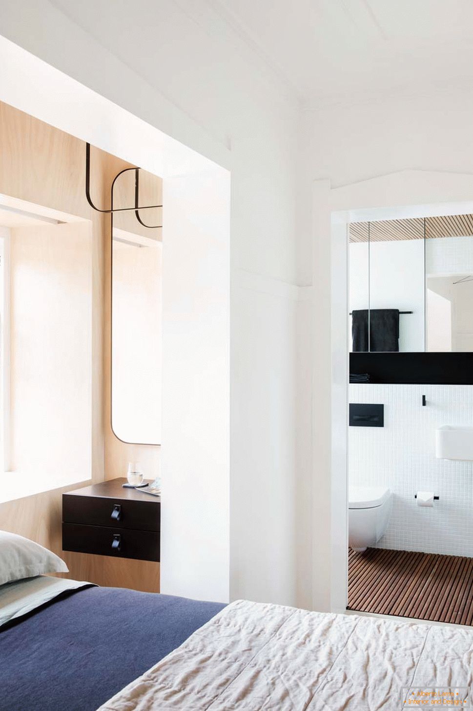 Interiér malého bytu v Sydney - вид на санузел