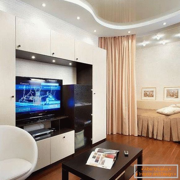 Moderní interiér jednopokojového apartmá - ložnice v obývacím pokoji