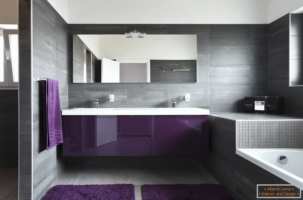 Kombinace hnědé a fialové v dekoraci koupelny