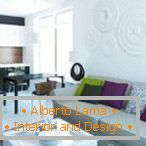 Pohovka s barevnými polštáři v obývacím pokoji