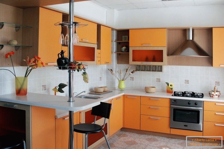 Oranžový nábytek v kuchyni