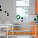 Bílá kuchyně s oranžovým nábytkem