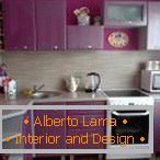Kuchyně s fialovým interiérem