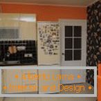 Oranžový interiér kuchyně