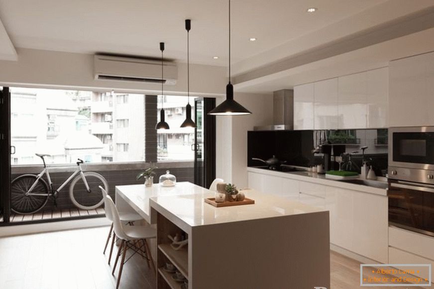 Interiér moderní kuchyně s balkonem