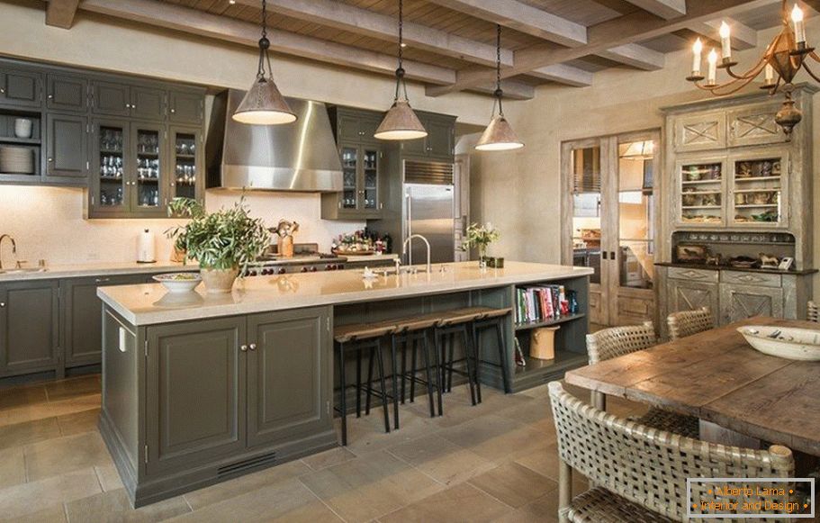 Kuchyňský design s trámy na stropě v domě