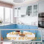 Bílo-modrý kuchyňský nábytek v interiéru