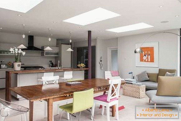 Kuchyňské provedení v soukromém domě - foto kombinované s obývacím pokojem