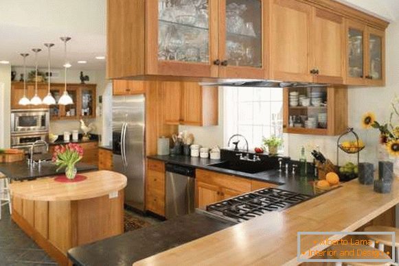 Moderní designová rohová kuchyně s ostrým a dřevěným barem - fotografie v soukromém domě