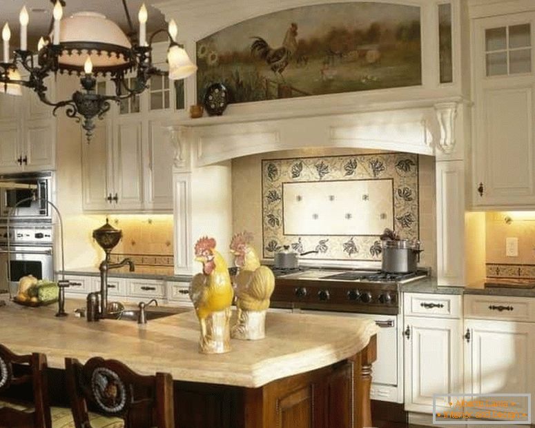 Krásná kuchyně v rustikálním stylu s prvky malby na fasádách