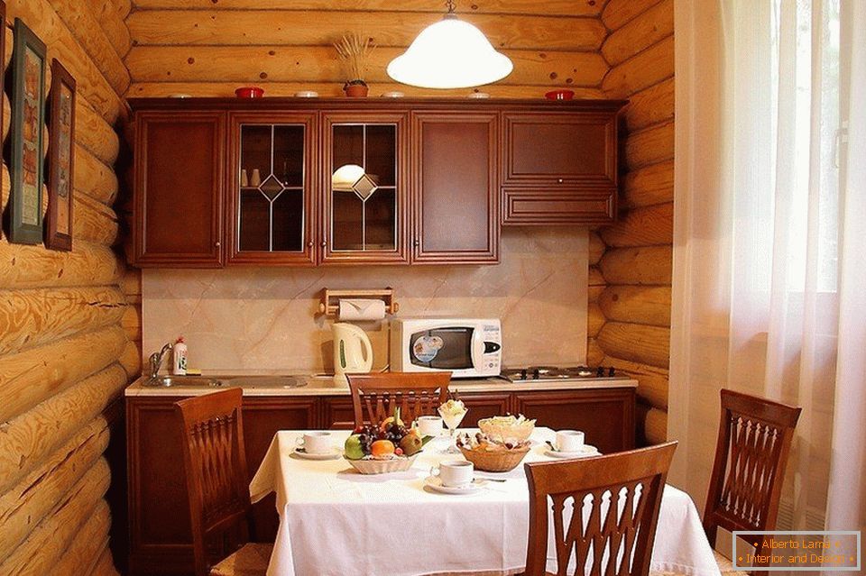Obrazy na dřevěné stěně kuchyně