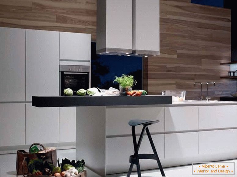 Bílá kuchyně v kombinaci s dřevem a kapucí ze stropu s podšívkou