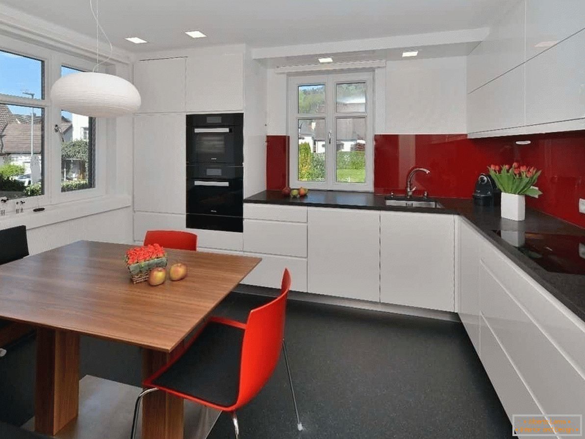 Bílý matný strop rozšiřuje prostor malých kuchyní ve špičkovém stylu