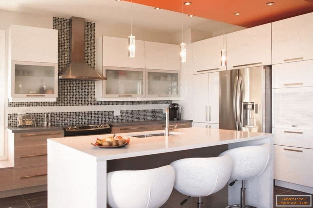 Kombinace barev na stropě ve vnitřku kuchyně ve stylu high-tech