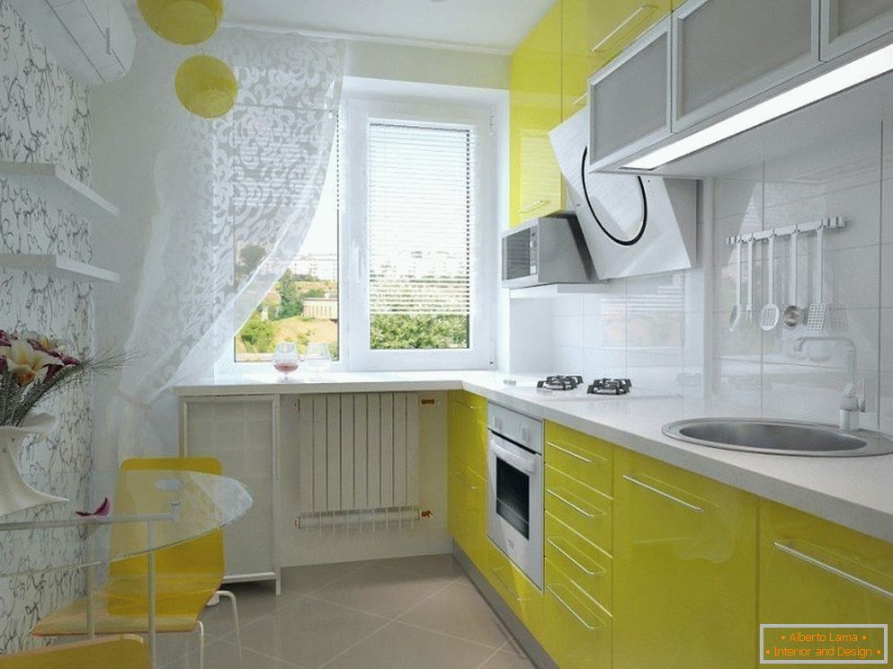 Kuchyňský interiér v bílé a žluté barvě