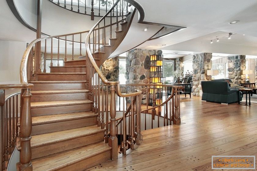 Jednoduché klasické schodiště ve velkém domě