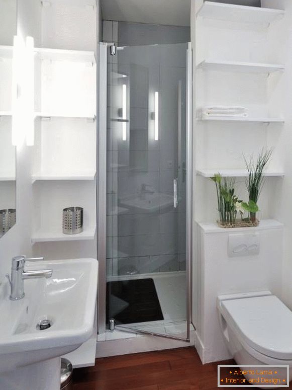 Interiér kombinované koupelny s neobvykle pohodlným uspořádáním