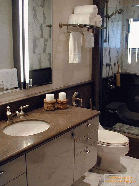 Elegantní design kombinované koupelny v klasickém stylu