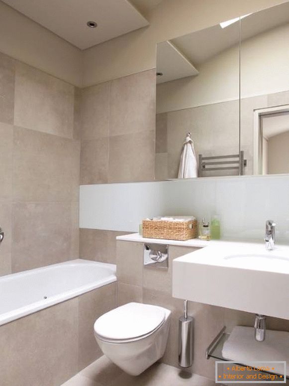 Interiér kombinované koupelny s vanou