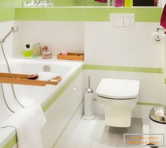Malá kombinovaná koupelna s bílo-zelenými dlaždicemi