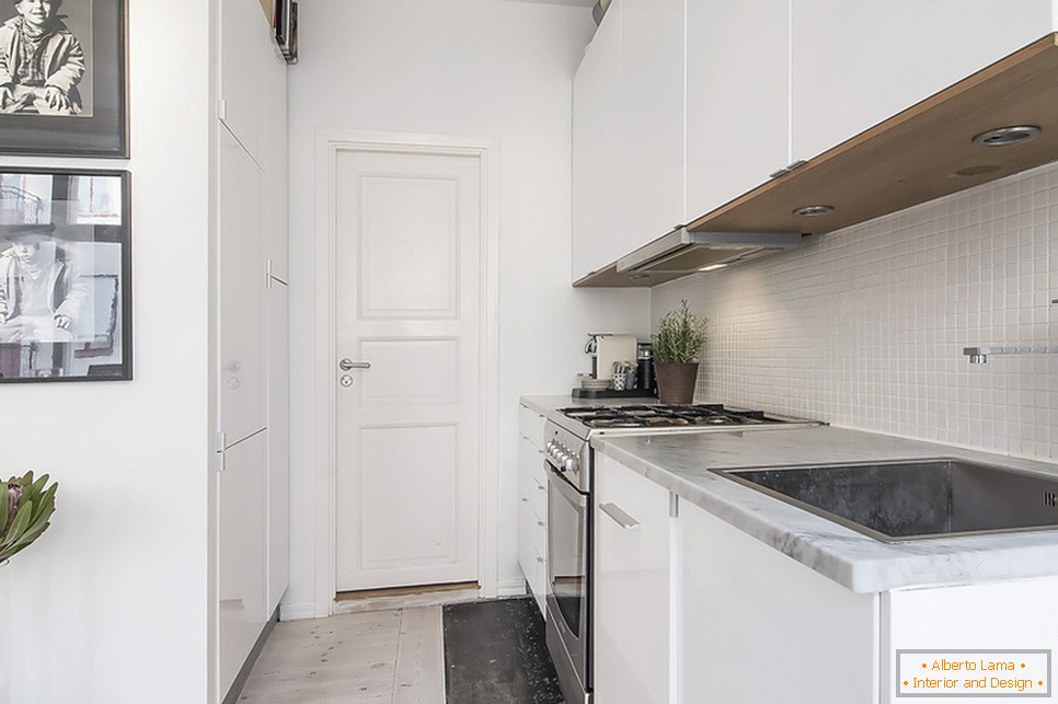 Malá kuchyně v bílé barvě