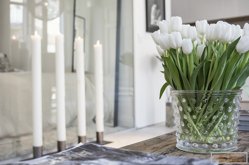 Váza s tulipány v interiéru