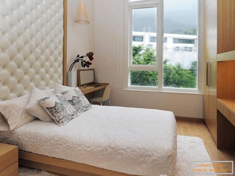 Malé postele s koženou čalouněnou deskou a v ložnici s velkým oknem